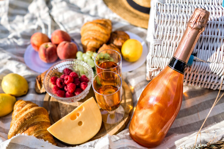 Read more about the article מגש פירות, גבינות ויין טוב: מה אורזים לפיקניק רומנטי בטבע?